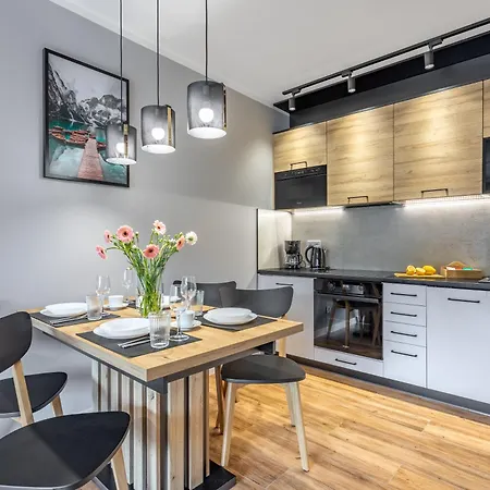 Obroncow Pokoju 4 דירה *